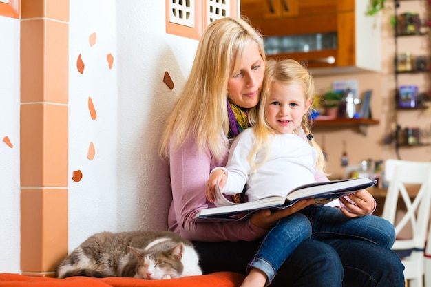 Madre che legge la storia della notte per scherzare a casa