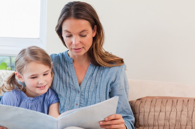 Madre che legge un libro a sua figlia