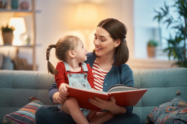 Madre che legge un libro alla figlia