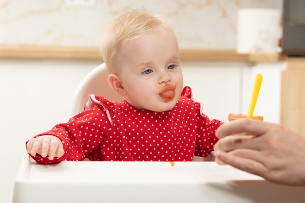 Madre che nutre il suo piccolo bambino a casa