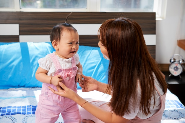 Madre che parla con bambino che piange