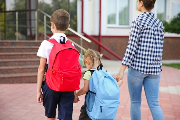 Madre che porta i bambini a scuola