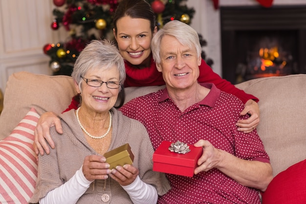 Madre che propone con i nonni a Natale