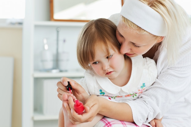 Madre che si prende cura della sua ragazza