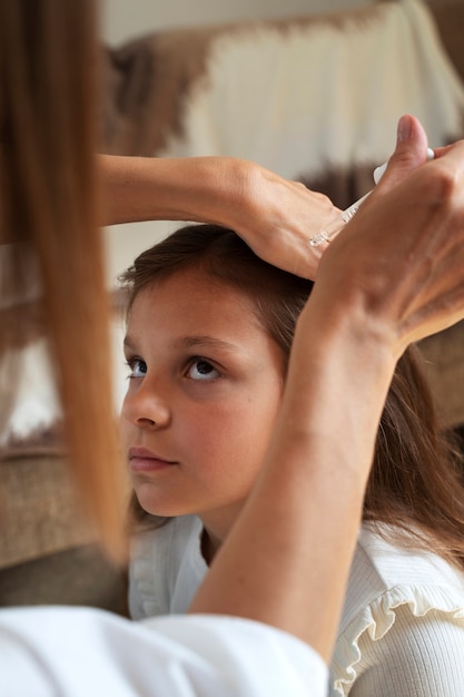 Madre che si prende cura di suo figlio con i pidocchi