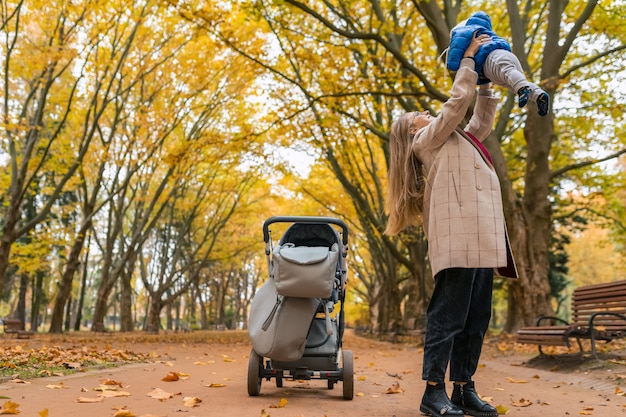 Madre che tiene il bambino in braccio nel parco