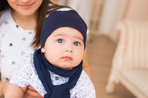 Madre che tiene il figlio adorabile del bambino