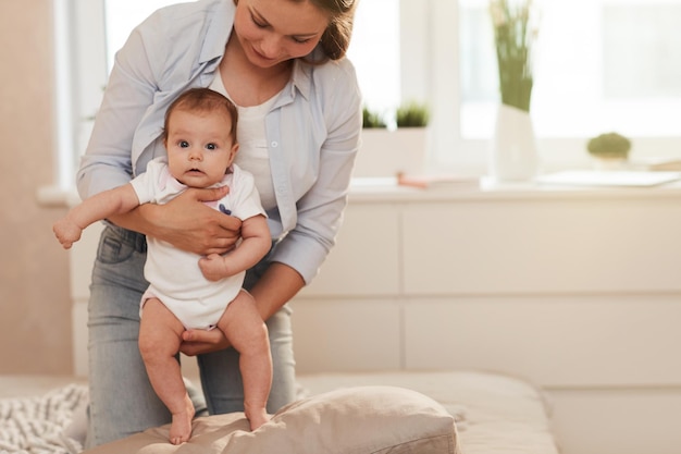 Madre che tiene piccola neonata