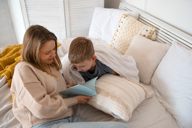 Madre che trascorre del tempo con suo figlio