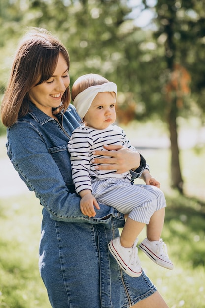 Madre con bambina che gioca nel parco