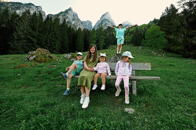 Madre con bambini a Vorderer Gosausee montagne Gosau Alta Austria