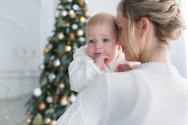 madre con bambino carino al coperto