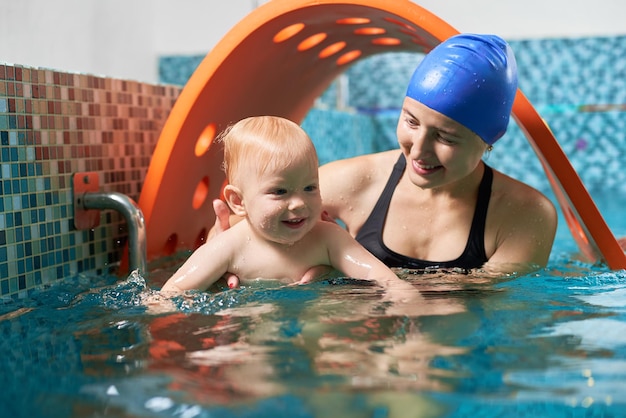 Madre con bambino in allenamento in piscina