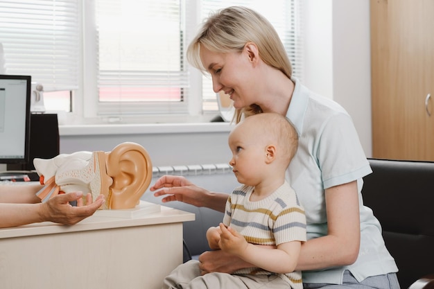 Madre con bambino in visita dal medico otorinolaringologo