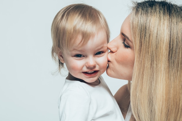 Madre con bambino ritratto bambino Donna con capelli biondi e figlia bacio