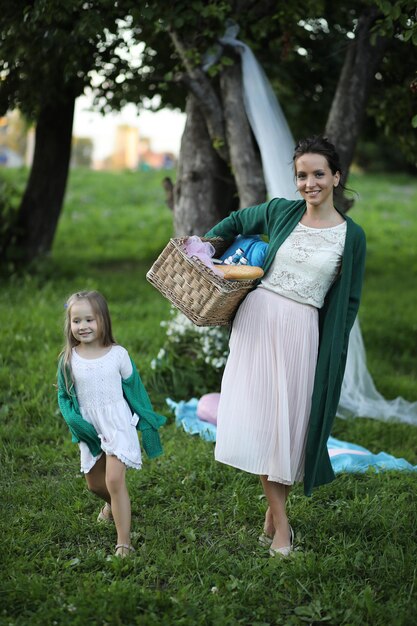 Madre con figlia a un picnic
