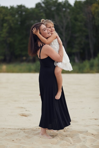 Madre con figlia cammina sulla natura