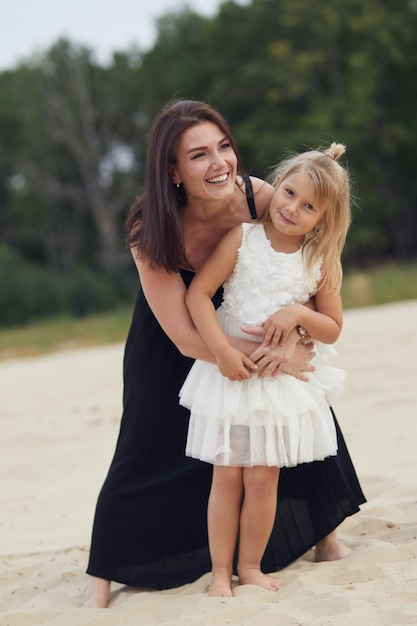 Madre con figlia cammina sulla natura