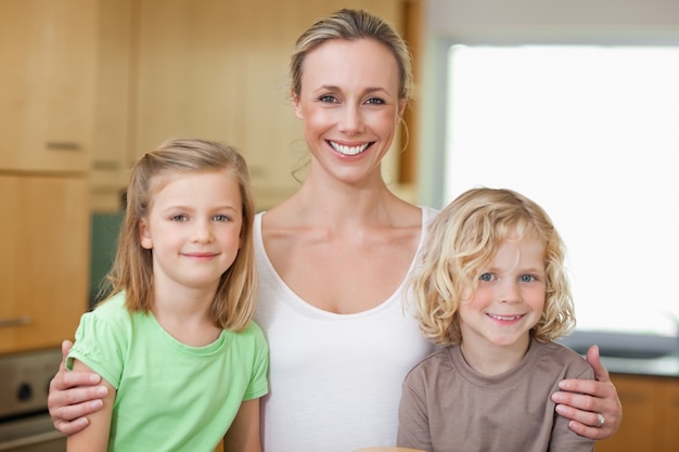 Madre con figlia e figlio in cucina