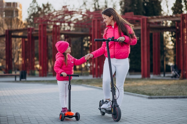 Madre con figlia in sella a uno scooter elettrico