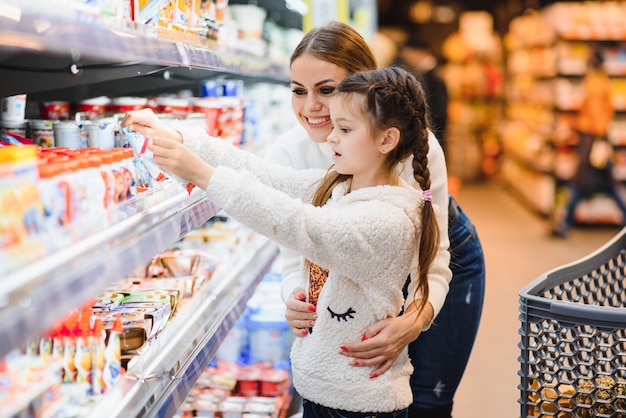 Madre con figlia in un negozio di alimentari