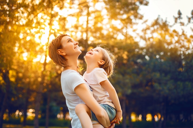 Madre con figlia nel bosco