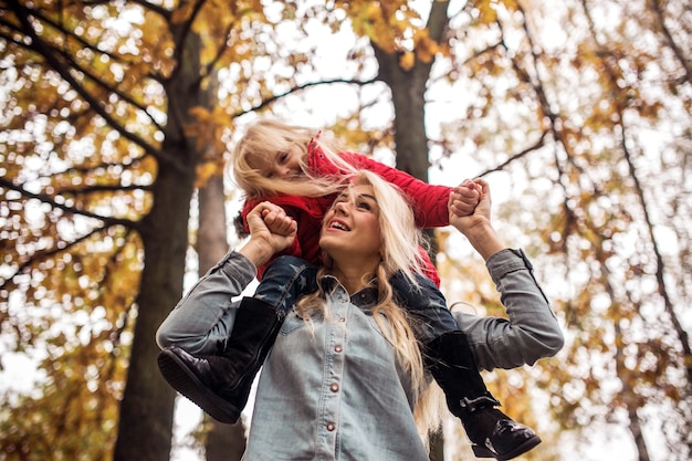 Madre con figlia nel parco d'autunno