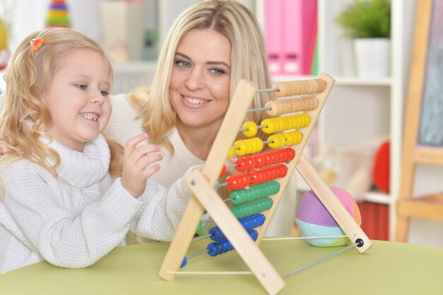 Madre con figlia piccola che conta sul bancone