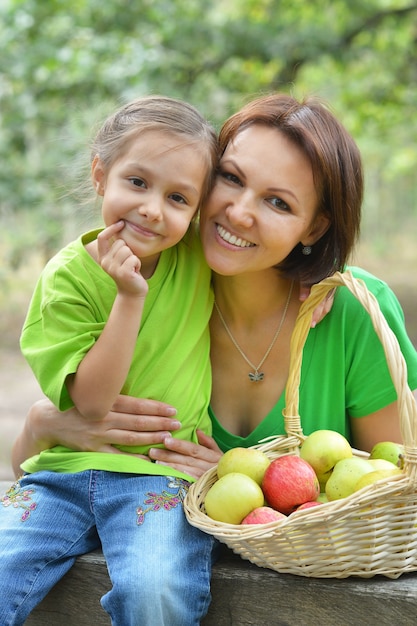 Madre con figlia piccola che fa picnic nel parco estivo