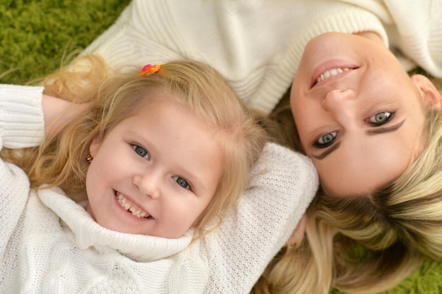 Madre con figlia piccola sdraiata sul pavimento