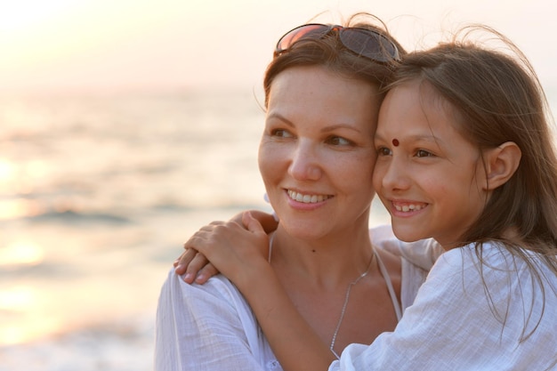 Madre con figlia sulla spiaggia