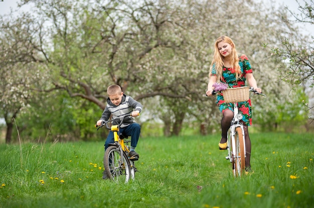 Madre con figlio in sella a biciclette