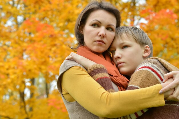 Madre con figlio nel parco autunnale