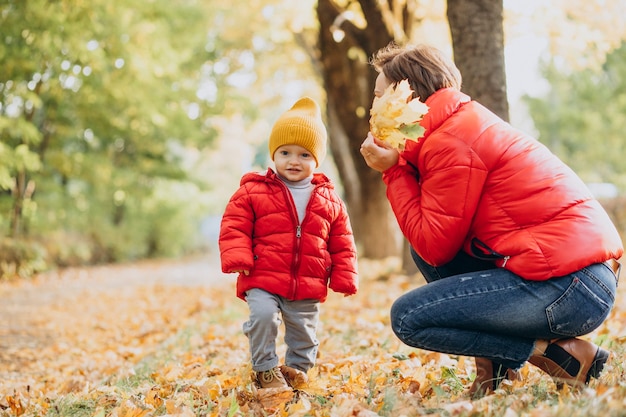 Madre con figlio piccolo nel parco autunnale