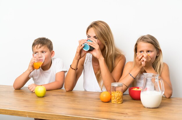 Madre con i suoi due figli facendo colazione