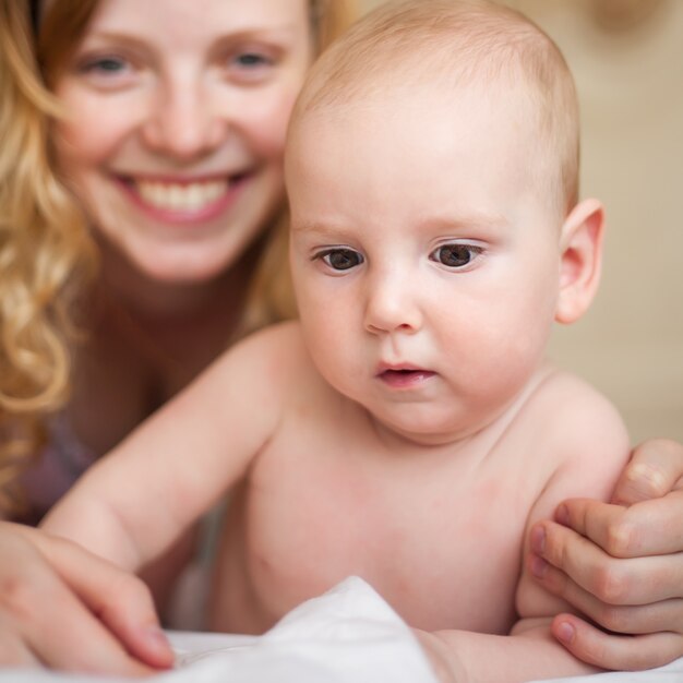 Madre con il suo bambino che gioca sul letto