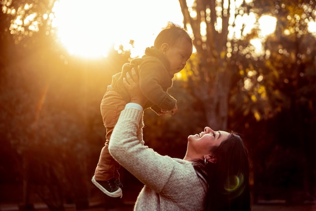 Madre con il suo bambino in un paesaggio naturale