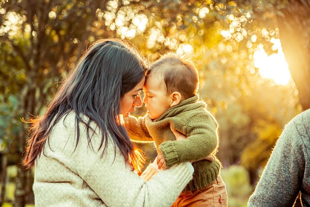 Madre con il suo bambino in un paesaggio naturale