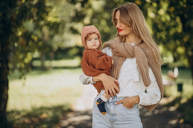 Madre con la figlia insieme nel parco