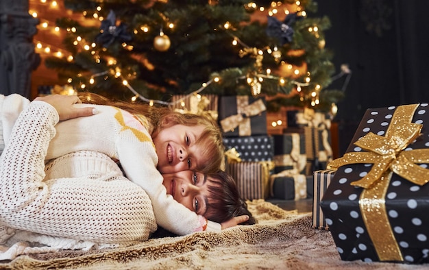 Madre con la sua piccola figlia che celebra il natale con i regali.