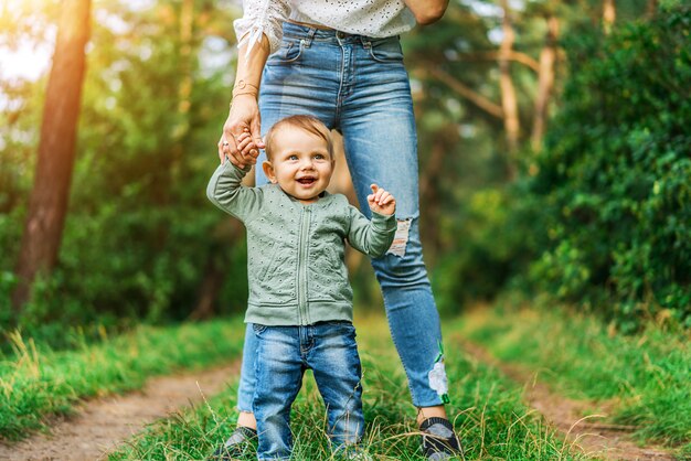 Madre con la sua piccola figlia che gioca all&#39;aperto