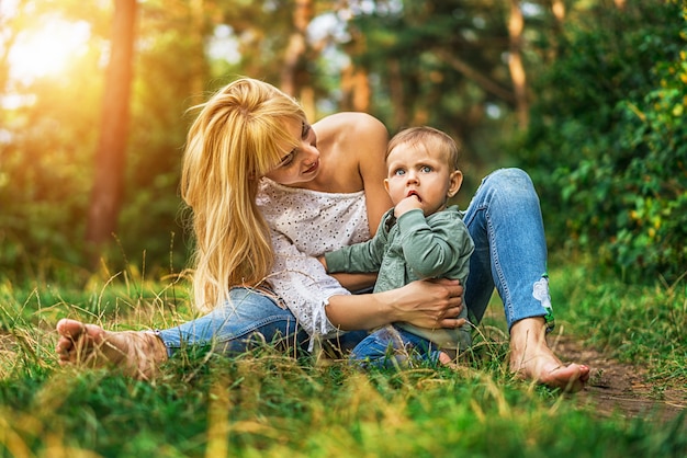 Madre con la sua piccola figlia che gioca all&#39;aperto