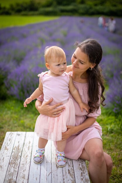 Madre con la sua piccola figlia sul fondo del campo di lavanda repubblica ceca