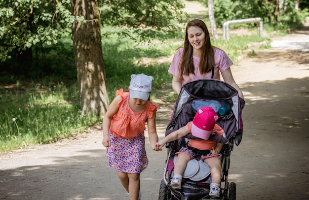 madre con le sue figlie che camminano in un parco