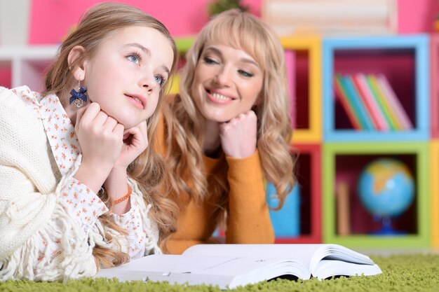 Madre con libro di lettura figlia