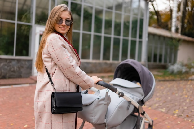 Madre con passeggino per una passeggiata