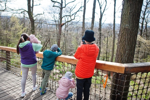 Madre con quattro bambini che scopre e guarda gli animali allo zoo