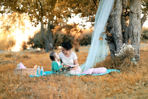 Madre con sua figlia a un picnic