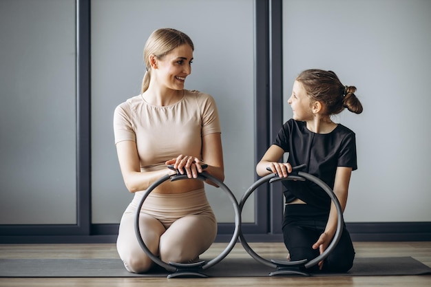 Madre con sua figlia insieme a praticare yoga