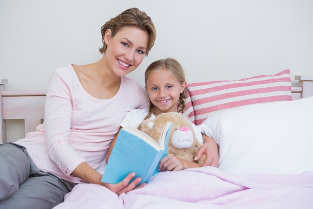 Madre con sua figlia prima di coricarsi